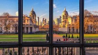 Old Royal Naval College di Greenwich, London Timur yang berada di samping Sungai Thames di Greenwich.