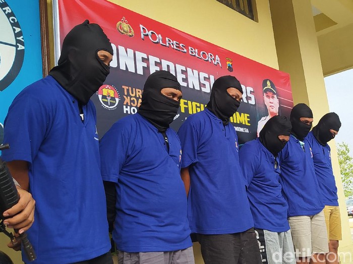 Para pelaku perampokan saat dihadirkan dalam pers rilis di Mapolres Blora, Selasa (17/11/2020).