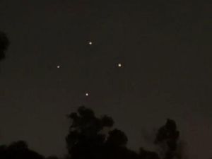 Cahaya Misterius Berganti Formasi Hiasi Langit Texas, UFO?