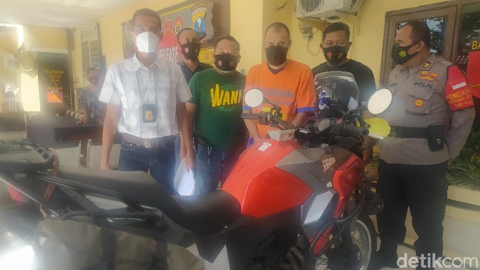 Pria di Sidoarjo sampai mengaku pilot demi bisa menggelapkan motor korban. Ia menggadaikan motor yang disewa, untuk menebus mobil rental yang ia gadaikan juga.