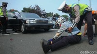 Namun sebuah mobil sedan berwarna hitam lantas menabraknya dari belakang sehingga pengendara motor tersebut terjatuh.  