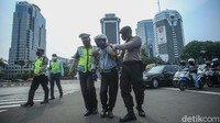 Petugas yang melihat pun langsung membantu korban kecelakaan tersebut.  