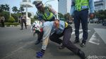 Polisi Bantu Korban Kecelakaan Lantas di Patung Kuda