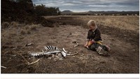 Foto atas menunjukkan Harry Taylor (6), bermain dengan tulang-belulang ternak yang mati di pertanian Toorawandi. Di puncak kekeringan Harry meminta hujan untuk ulang tahunnya yang ke-6. Lalu hujan yang memecah kekeringan pun mulai turun pada pertengahan Februari 2020.  