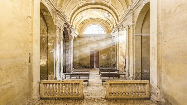 Gereja Abad ke-12, 16, dan ke-20, di Italia. Cahaya masuk di celah celah jendela menyinari dalam gereja yang terdapat susunan kursi-kursi. Gereja Abad ke-12, 16, dan ke-20, di Italia. Cahaya masuk di celah celah jendela menyinari dalam gereja yang terdapat susunan kursi-kursi.