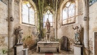 Kapel Abad 15 Dan 18, Prancis, Wilayah Nouvelle-Aquitaine. Patung-patung yang berada di kapel ini terlihat masih terjaga keindahannya.  