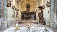 Gereja abad ke-14, 15, dan 16, Prancis, wilayah Nouvelle-Aquitaine. Ornamen-ornamen gereja masih terjaga walau gereja sudah tidak digunakan.  