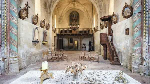 Gereja abad ke-14, 15, dan 16, Prancis, wilayah Nouvelle-Aquitaine. Ornamen-ornamen gereja masih terjaga walau gereja sudah tidak digunakan. Gereja abad ke-14, 15, dan 16, Prancis, wilayah Nouvelle-Aquitaine. Ornamen-ornamen gereja masih terjaga walau gereja sudah tidak digunakan.