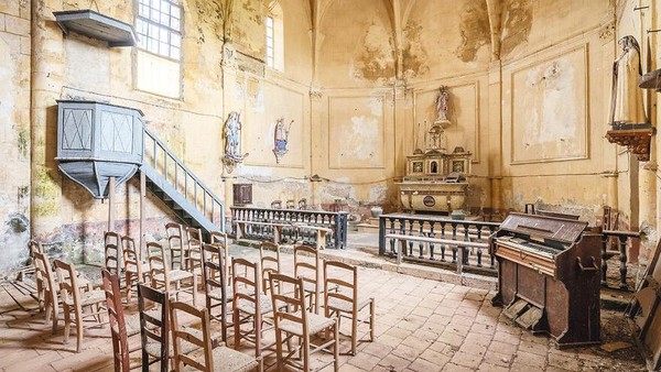 Gereja Abad 13, 14, 16, dan 19, Prancis, Wilayah Nouvelle-Aquitaine. Segalanya tampak masih teratur dengan sempurna. Kursi kayu masih berjejer, batu paving merah muda yang berdebu, alat musik masih berdiri. Gereja Abad 13, 14, 16, dan 19, Prancis, Wilayah Nouvelle-Aquitaine. Segalanya tampak masih teratur dengan sempurna. Kursi kayu masih berjejer, batu paving merah muda yang berdebu, alat musik masih berdiri.