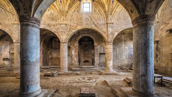 Gereja abad ke-12 dan ke-13, Italia, Wilayah Lombardy. Tiang-tiang gereja ini masih gagah menyangga bangunan meskipun sedikit demi sedikit mulai tergerus waktu. Gereja abad ke-12 dan ke-13, Italia, Wilayah Lombardy. Tiang-tiang gereja ini masih gagah menyangga bangunan meskipun sedikit demi sedikit mulai tergerus waktu.