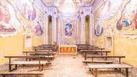 Kapel Abad ke-18 dan ke-19, Italia, Wilayah Lombardy. Lukisan-lukisan cerah sangat kontras dengan suasana kelam gereja yang telah terbengkalai ini.  