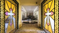 Ruang Bawah tanah abad ke-20, Italia, Wilayah Liguria. Ornamen kaca berbentuk salib yang sudah mulai rusak dibeberapa bagian tidak menghilangkan keran artistik dari struktur gereja ini.  