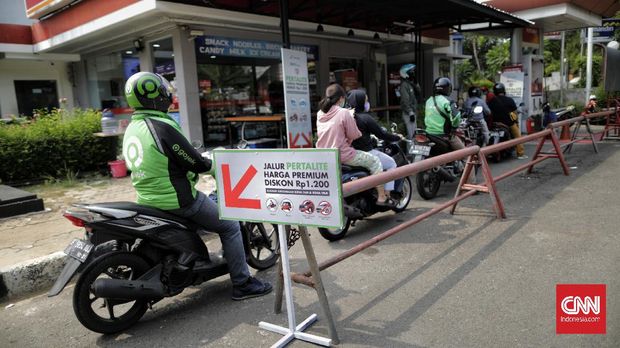 Petugas mengisikan Bahan Bakar Minyak (BBM) non subsidi jenis Pertalite saat promo Pertalite di SPBU Jakarta. Selasa, 17 November 2020. PT Pertamina (Persero) memberikan diskon harga pembelian BBM jenis Pertalite di wilayah Jakarta Pusat dan Jakarta Utara. Dalam rangka PLB (Program Langit Biru) berlaku di 29 titik SPBU, yang terdiri dari 11 SPBU di Kota Jakarta Pusat dan 18 SPBU wilayah Kota Jakata Utara.