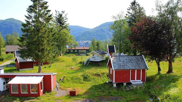 Lokasi pulau ini juga sangat terpencil. Kota terdekatnya, yaitu Bergen, jarak tempuhnya sekitar 30 menitan. Bukan naik kapal atau mobil, tapi naik helikopter. (Aktiv Eiendomsmegling/Explore Norway/Vladi Islands) Lokasi pulau ini juga sangat terpencil. Kota terdekatnya, yaitu Bergen, jarak tempuhnya sekitar 30 menitan. Bukan naik kapal atau mobil, tapi naik helikopter. (Aktiv Eiendomsmegling/Explore Norway/Vladi Islands)