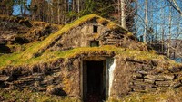 Jangan bayangkan pulau Setan ini sebagai pulau kosong dan berhantu, karena total ada 30 bangunan yang berdiri di pulau ini, termasuk lumbung, gudang, peternakan dan beberapa rumah kaca. (Aktiv Eiendomsmegling/Explore Norway/Vladi Islands)