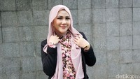 berbicara soal kabar perceraiannya dengan Pablo Benua, Rey mengatakan jika dirinya menanti suaminya itu bebas dan mencari jawaban lewat salat istikharah terlebih dahulu. Pool/Palevi S/detikFoto.
