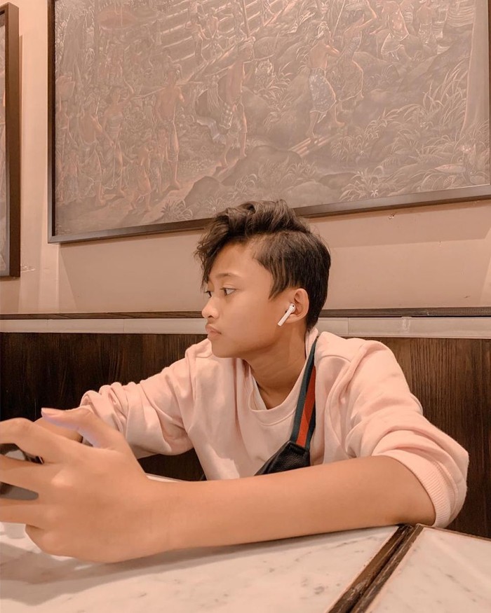Gaya Keren Rizwan Fadilah Saat Makan di Resto bareng Keluarga