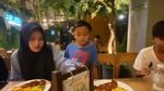 Gaya Keren Rizwan Fadilah Saat Makan di Resto bareng Keluarga
