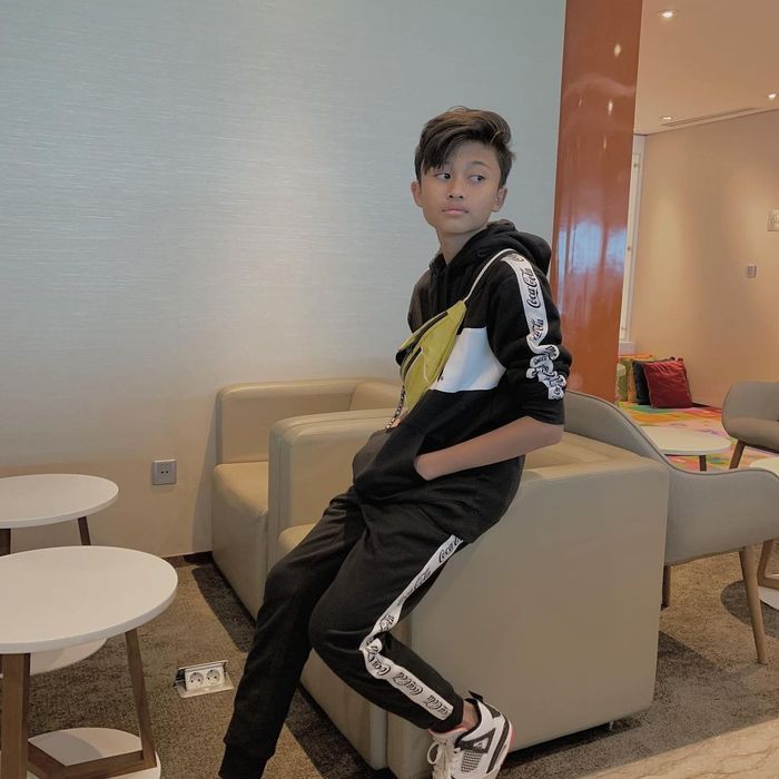 Gaya Keren Rizwan Fadilah Saat Makan di Resto bareng Keluarga - Foto 3