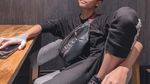 Gaya Keren Rizwan Fadilah Saat Makan di Resto bareng Keluarga