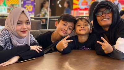 Gaya Keren Rizwan Fadilah Saat Makan di Resto bareng Keluarga
