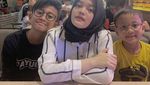 Gaya Keren Rizwan Fadilah Saat Makan di Resto bareng Keluarga