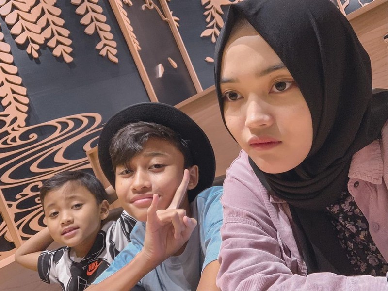 Gaya Keren Rizwan Fadilah Saat Makan di Resto bareng Keluarga