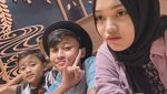 Gaya Keren Rizwan Fadilah Saat Makan di Resto bareng Keluarga