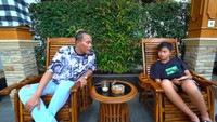Ia justru lebih sering mengunggah momen kesehariannya bersama sang ayah, adik dan kakaknya. Salah satunya ada momen makan bersama di restoran. Foto: Instagram @rizwanfadilah.a.s