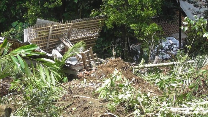 Rumah tertimbun longsor Desa Gumelem Kulon, Kecamatan Susukan, Banjarnegara, Selasa (17/11/2020).