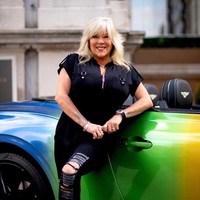 Nilainya 500 ribu poundsterling masing-masingnya. Agensiku mengatakan bahwa jika Betty Grable bisa mengasuransikan kakinya, maka kamu juga bisa melakukan hal yang sama untuk payudara, ungkap wanita yang kini berusia 54 tahun itu. Foto: Instagram