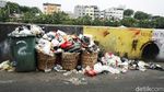 Jorok! Sampah Menumpuk di Jalanan Pinggir KBB Tomang