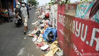 Sampah yang menumpuk itu menimbulkan bau menyengat sampai menusuk hidung.