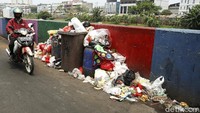 Tumpukan sampah itu juga mengganggu kenyamanan pengguna jalan.