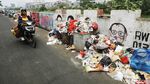 Jorok! Sampah Menumpuk di Jalanan Pinggir KBB Tomang