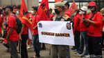 Satpol PP Sosialisasikan Protokol Kesehatan di Tengah Demo Buruh
