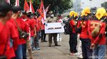 Satpol PP Sosialisasikan Protokol Kesehatan di Tengah Demo Buruh