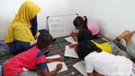 Semangat Anak-anak Belajar di Sekolah Darurat Pengungsian Merapi