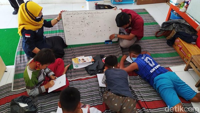 Semangat Anak-anak Belajar di Sekolah Darurat Pengungsian Merapi Meningkatnya aktivitas Gunung Merapi membuat warga yang berada di lereng mengungsi. Selain itu, anak-anak juga terpaksa belajar di sekolah darurat yang berada di pengungsian.