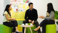 Director of Special Needs & Healthy Lifestyle Nutrition KALBE Nutritionals Tunghadi Indra (tengah) bersama Brand Manager Diabetasol Yunita Chandrawati(kiri) dan Alvina Christanti(kanan) sedang membahas cara Diabetasol mengendalikan gula darah agar tidak berfluktuasi dan mengakibatkan risiko komplikasi pada penyandang diabetes (diabetesi). 