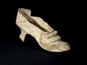 Sepatu Usang Ratu Prancis Marie Antoinette Dilelang, Laris Rp 730 Juta