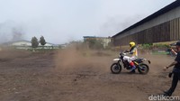 Motor bergaya scrambler pun bisa ikut mencoba sirkuit ini. Foto: Ridwan Arifin/detikOto