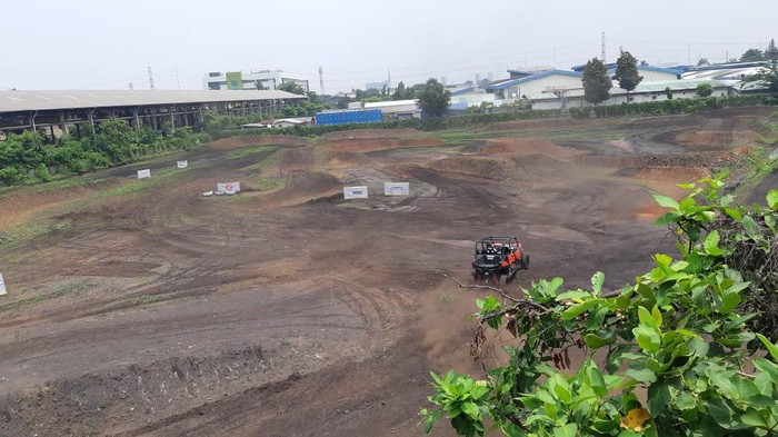 Hidden Valley Track” Baja Otomotif Superblok (B.O.S) yang berlokasi di Jakarta Kyoei Steel Works, Kawasan Industri Pulogadung, Jakarta Timur resmi diperkenalkan ke publik pada Selasa (17/11/2020).
