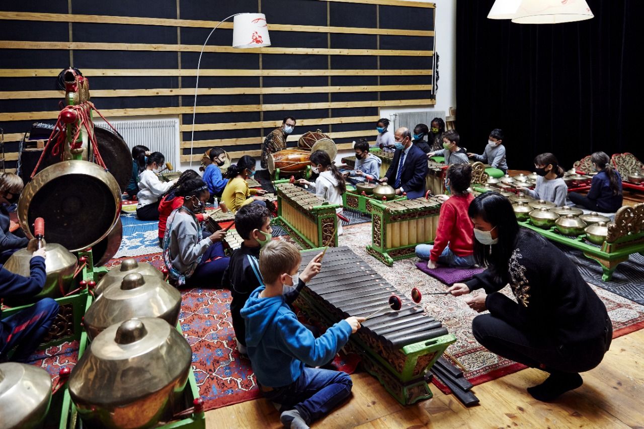 Siswa Sekolah di Bagnolet Paris sangat menggemari gamelan Jawa dan Wayang Kulit. Ist
