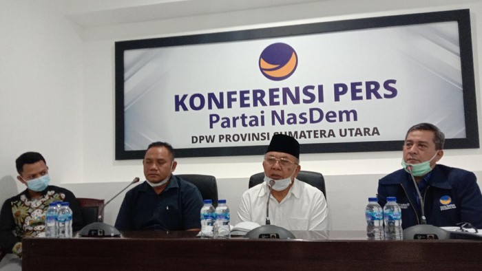 Soekirman (kemeja putih)/(Ahmad Arfah-detikcom)