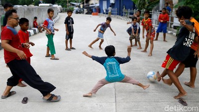 Stadion Dadakan Anak-anak Bukit Duri di Jalan Inspeksi Ciliwung