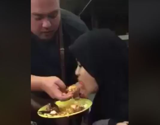 So Sweet! 5 Cara Suami Berikan Makanan pada Istri Ini Bikin Baper