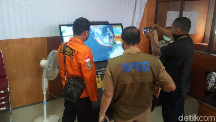 Suasana di Kepulauan Mentawai pascagempa M 6,3 di laut pada jarak 109 km barat laut Tuapejat (Jeka Kampai/detikcom)
