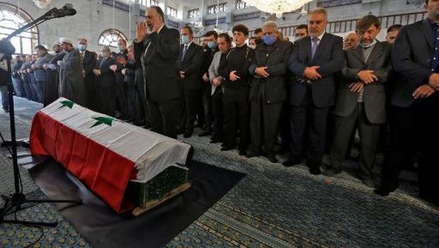 Mourners pray by the coffin of late Syrian Foreign Minister Walid Muallem at the Saad Ibn Mouadh mosque, during his funeral in the capital Damascus, on November 16, 2020. - Muallem, a stalwart of Bashar al-Assad's regime who held his job through a decade of conflict and several reshuffles, died on November 16 at the age of 79. (Photo by LOUAI BESHARA / AFP)