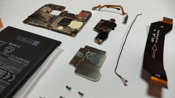 Dalam sesi teardown juga diperlihatkan upaya Xiaomi untuk memastikan Poco X3 NFC memiliki perlindungan IP53 berupa pemasangan karet di sekeliling badan dan penggunaan lem yang erat untuk memastikan modul kamera terpasang dengan kokoh. Foto: Dok. Xiaomi